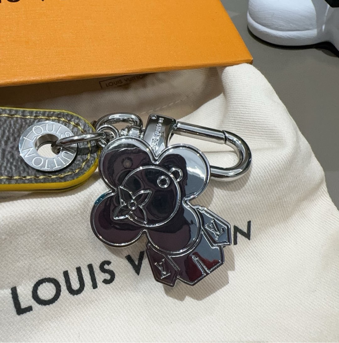 🔥LV钥匙扣 太阳娃娃🪆包挂饰 原版配件 Vivienne Dragonne包饰与钥匙扣以莹泽金属雕琢品