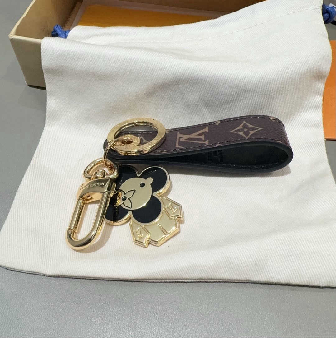 🔥LV钥匙扣 太阳娃娃🪆包挂饰 原版配件 Vivienne Dragonne包饰与钥匙扣以莹泽金属雕琢品