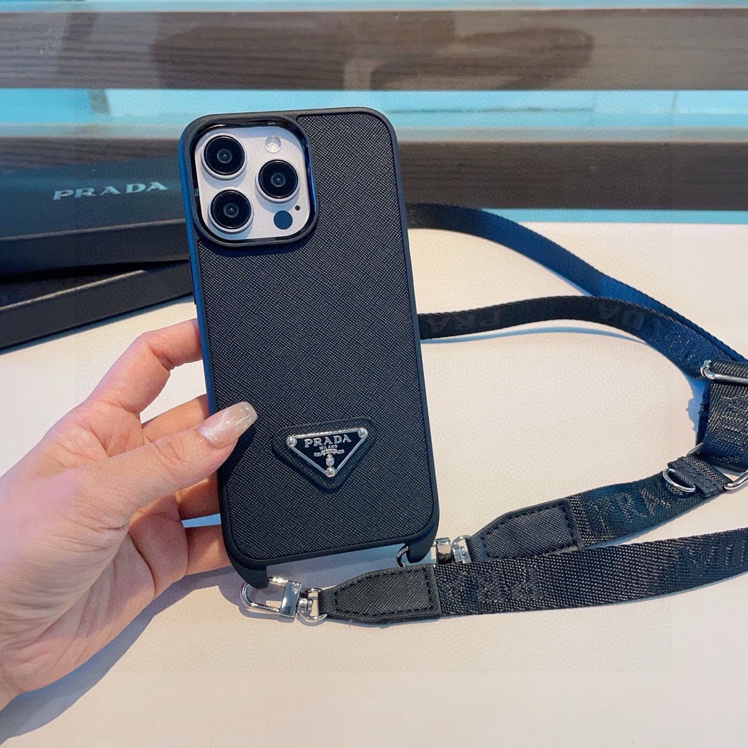 🔥需要小挂包➕5需备注⚠️PRADA▼普拉达斜挎手机壳📱金属Logo十字纹皮革软边全包 官网同步发售型号