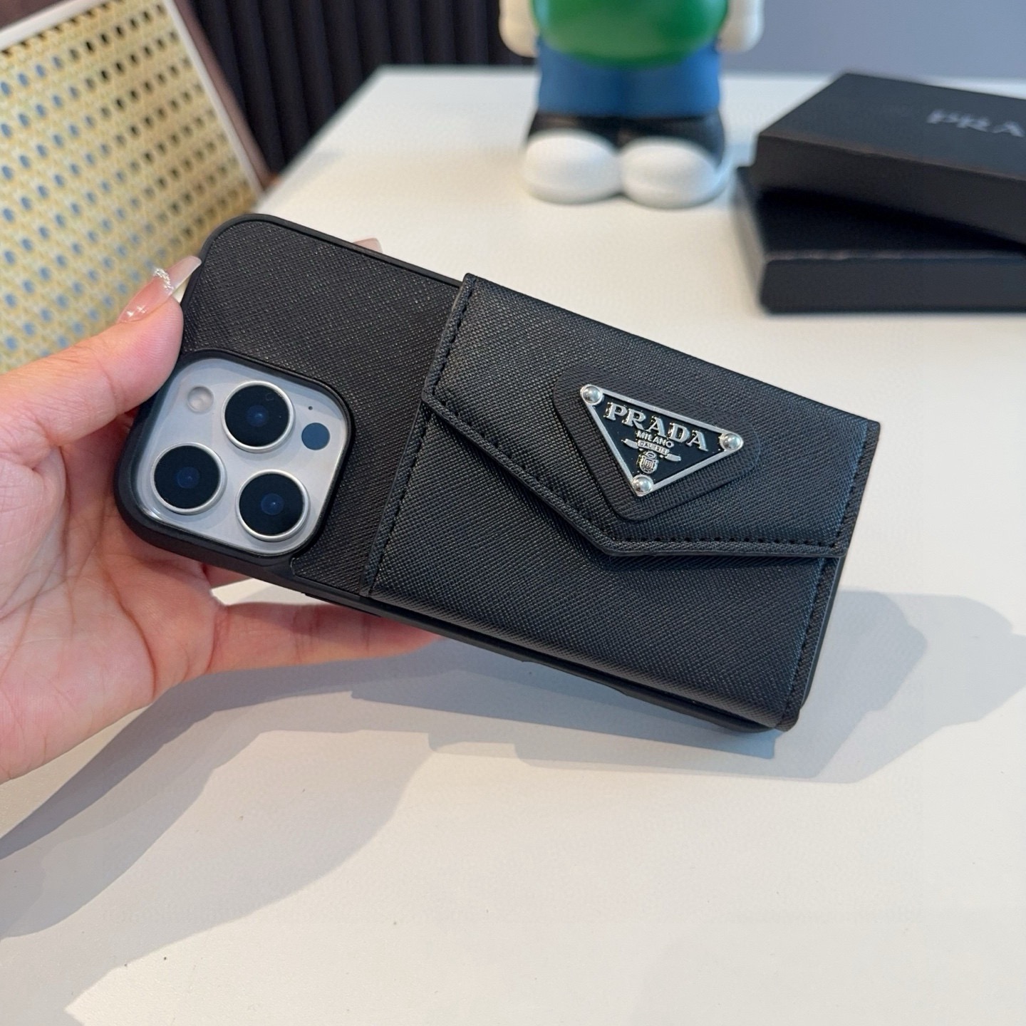 ✨PRADA普拉达十字纹手机壳 三折风琴卡包 零钱包 二合一 贴皮全包手机壳，精准孔位 高端品质 实用性