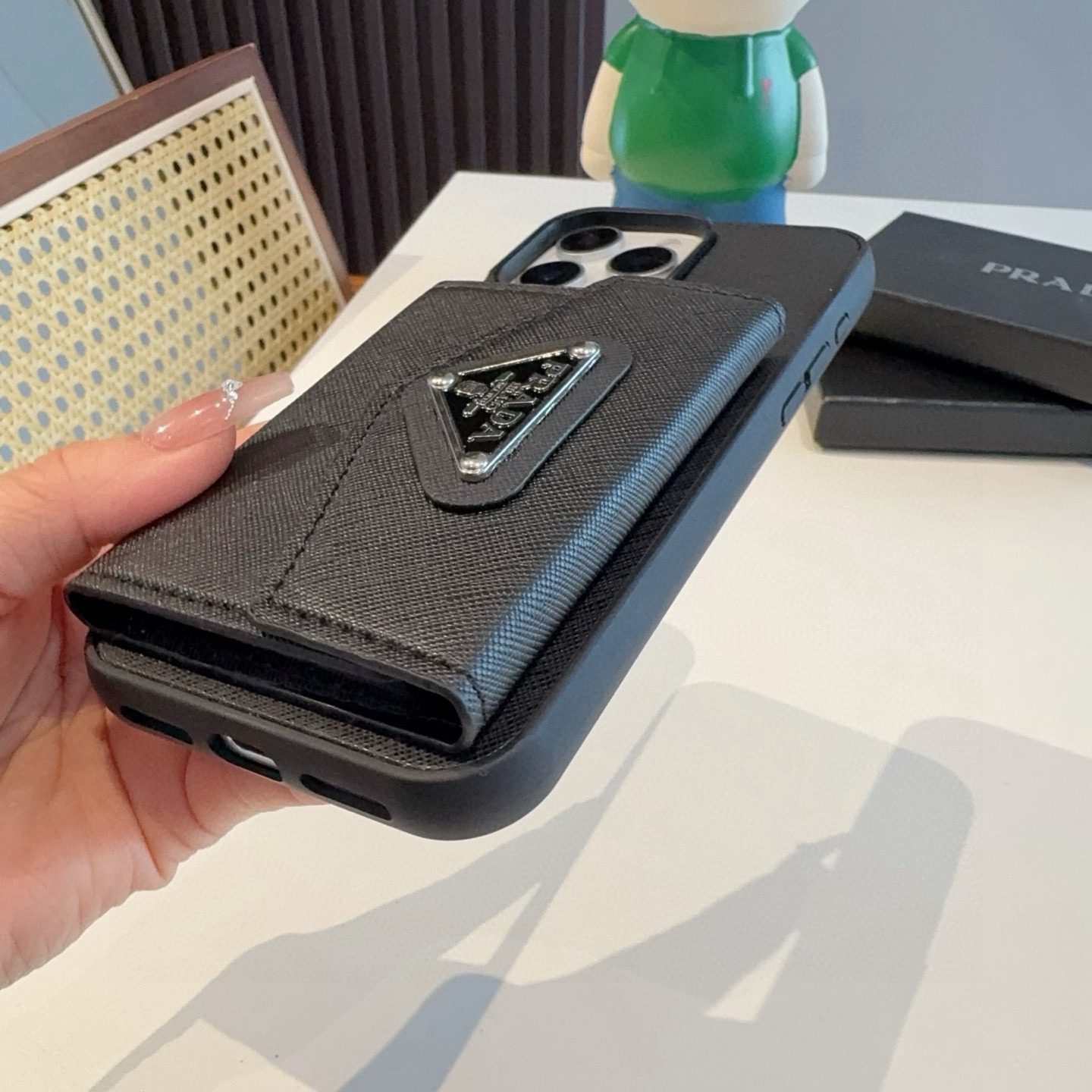 ✨PRADA普拉达十字纹手机壳 三折风琴卡包 零钱包 二合一 贴皮全包手机壳，精准孔位 高端品质 实用性