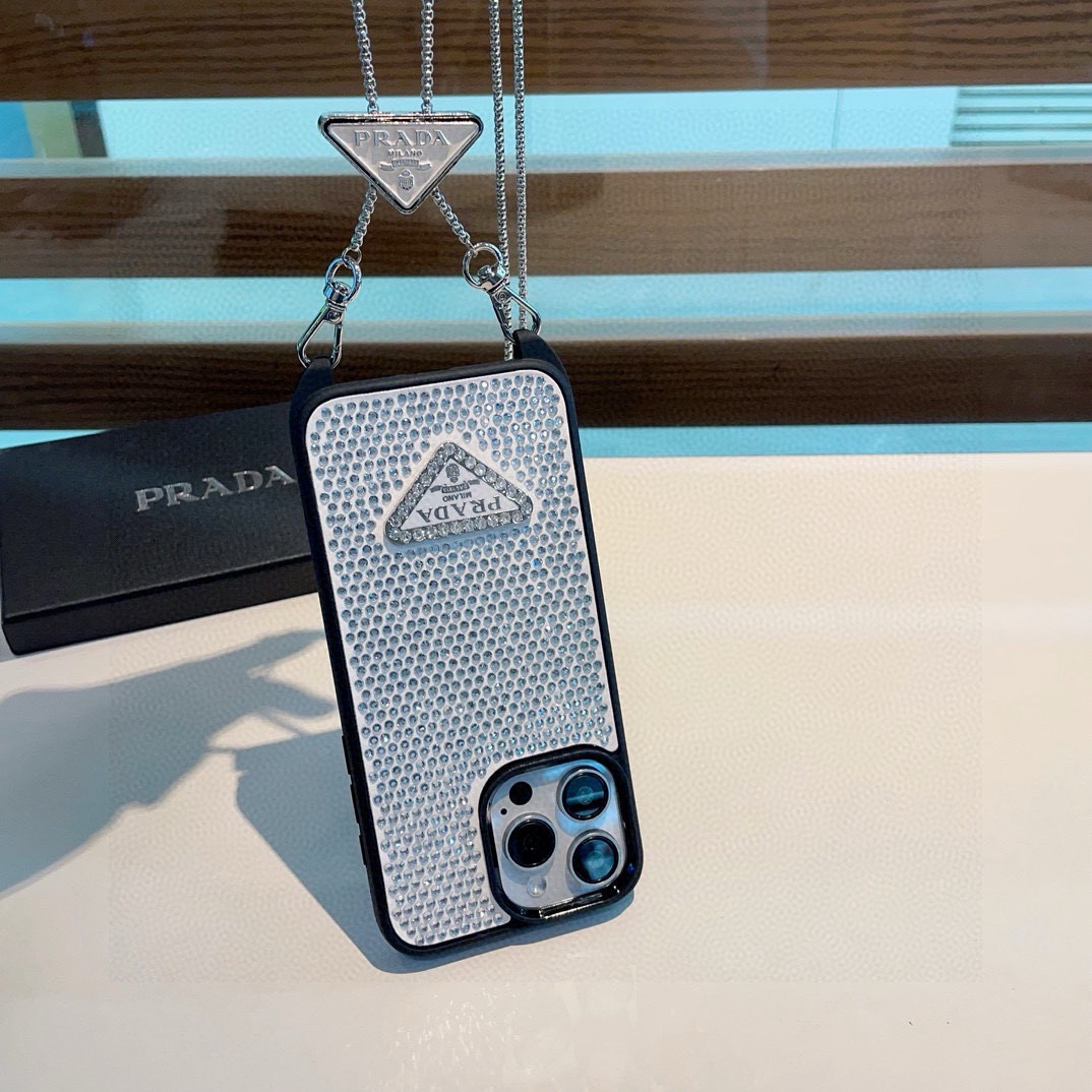 配三角标链条🔥Prada 官网同步 普拉达手机壳 全包壳链条⛓️斜挎手机壳 纯手工贴钻 bingbing