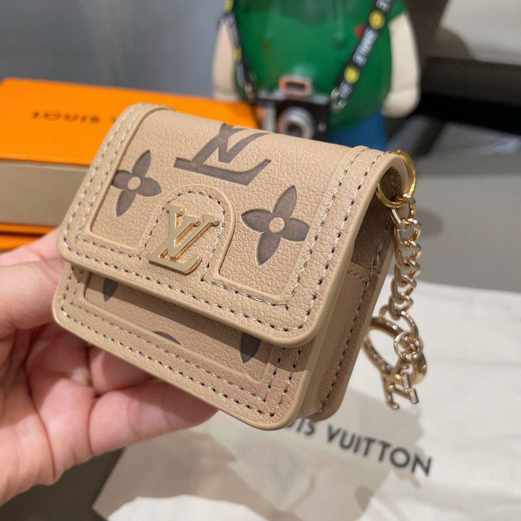 🔥LV通用蓝牙耳机包，LV压花钥匙扣耳机包，挂饰包饰！配长链条🉑️斜挎，挂包包 方便携带！