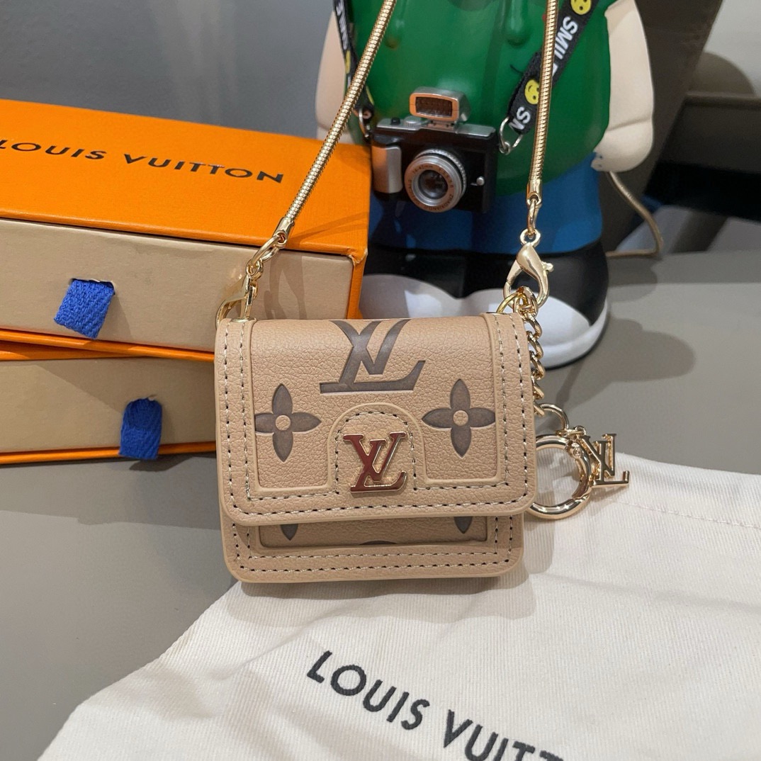 🔥LV通用蓝牙耳机包，LV压花钥匙扣耳机包，挂饰包饰！配长链条🉑️斜挎，挂包包 方便携带！