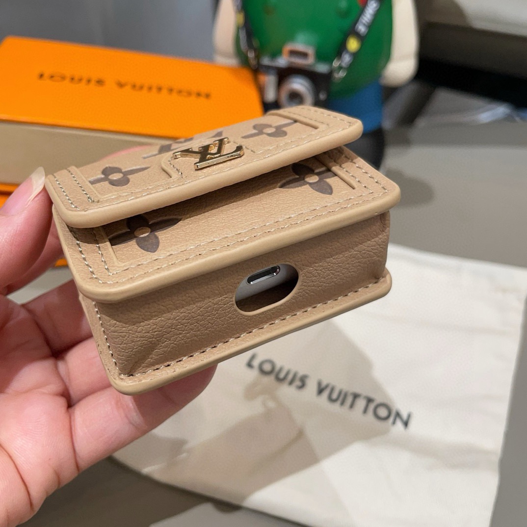 🔥LV通用蓝牙耳机包，LV压花钥匙扣耳机包，挂饰包饰！配长链条🉑️斜挎，挂包包 方便携带！