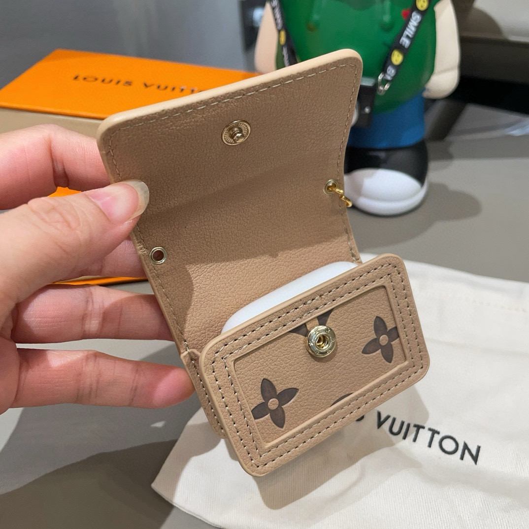 🔥LV通用蓝牙耳机包，LV压花钥匙扣耳机包，挂饰包饰！配长链条🉑️斜挎，挂包包 方便携带！