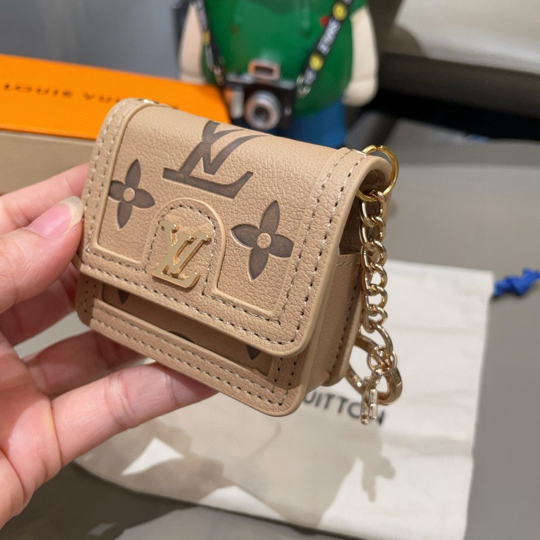 🔥LV通用蓝牙耳机包，LV压花钥匙扣耳机包，挂饰包饰！配长链条🉑️斜挎，挂包包 方便携带！