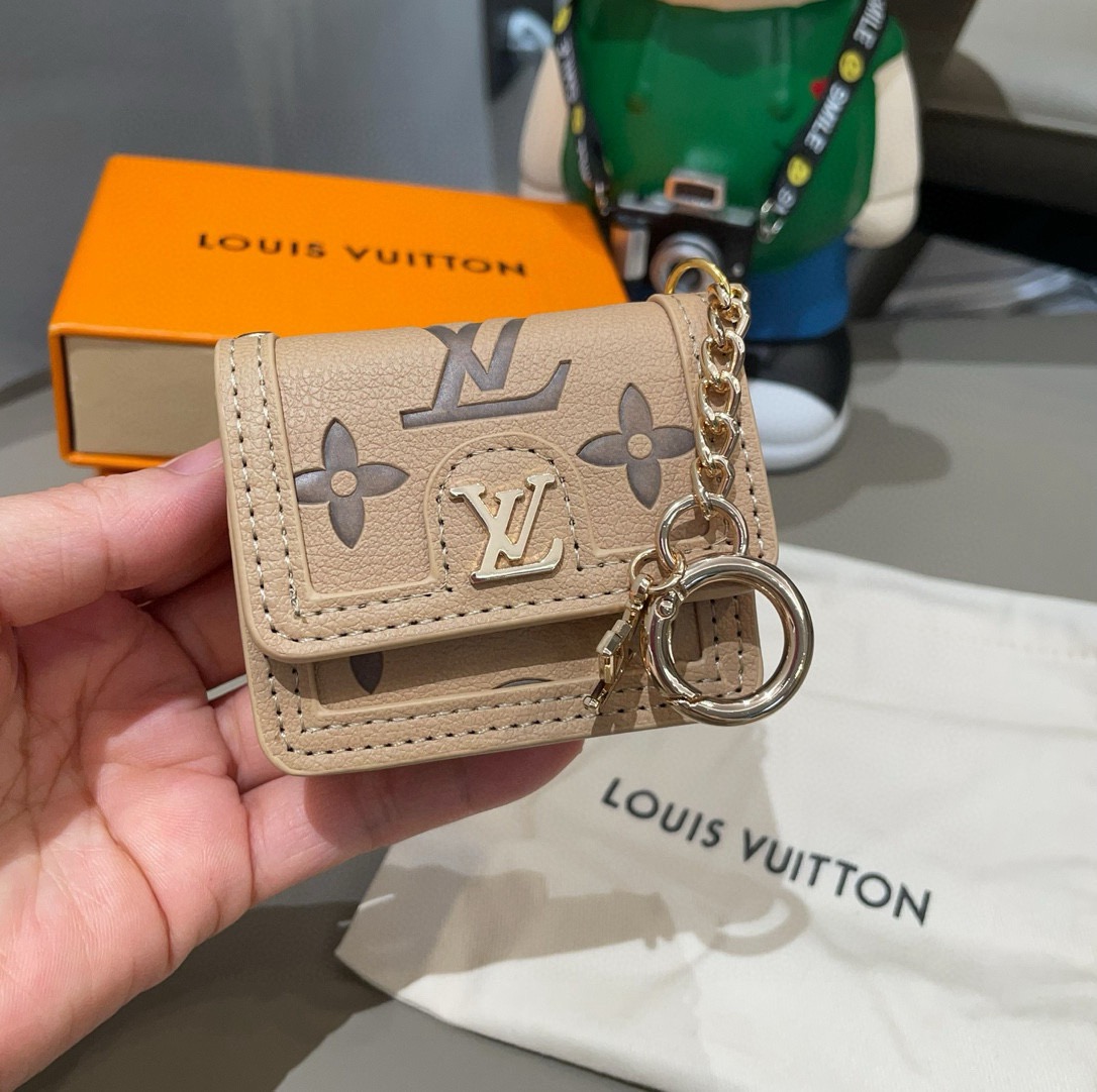 🔥LV通用蓝牙耳机包，LV压花钥匙扣耳机包，挂饰包饰！配长链条🉑️斜挎，挂包包 方便携带！