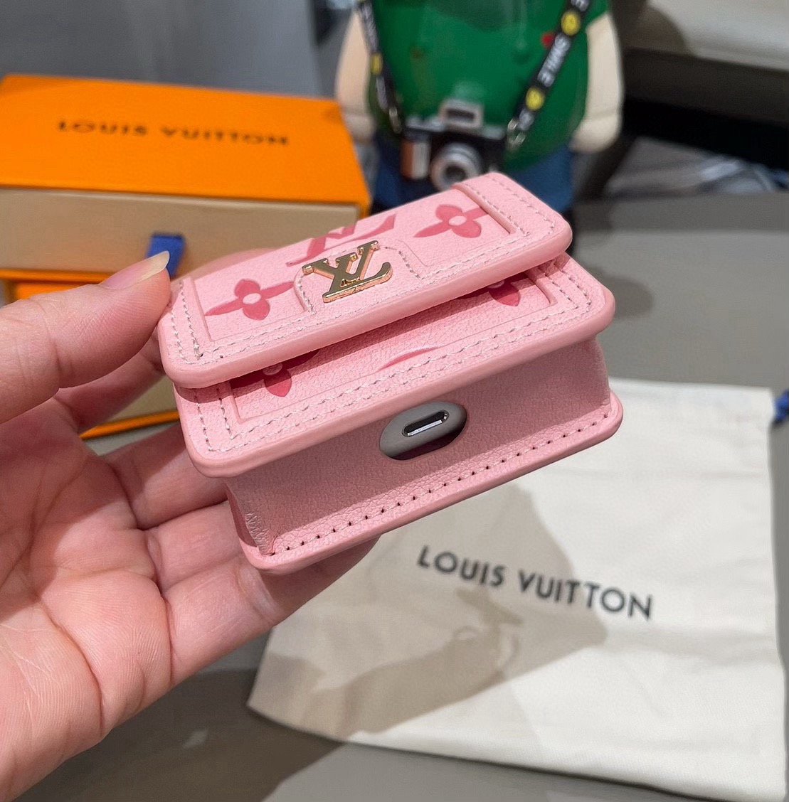 🔥LV通用蓝牙耳机包，LV压花钥匙扣耳机包，挂饰包饰！配长链条🉑️斜挎，挂包包 方便携带！