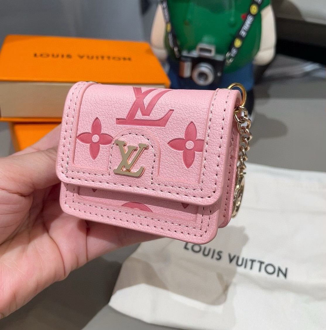 🔥LV通用蓝牙耳机包，LV压花钥匙扣耳机包，挂饰包饰！配长链条🉑️斜挎，挂包包 方便携带！