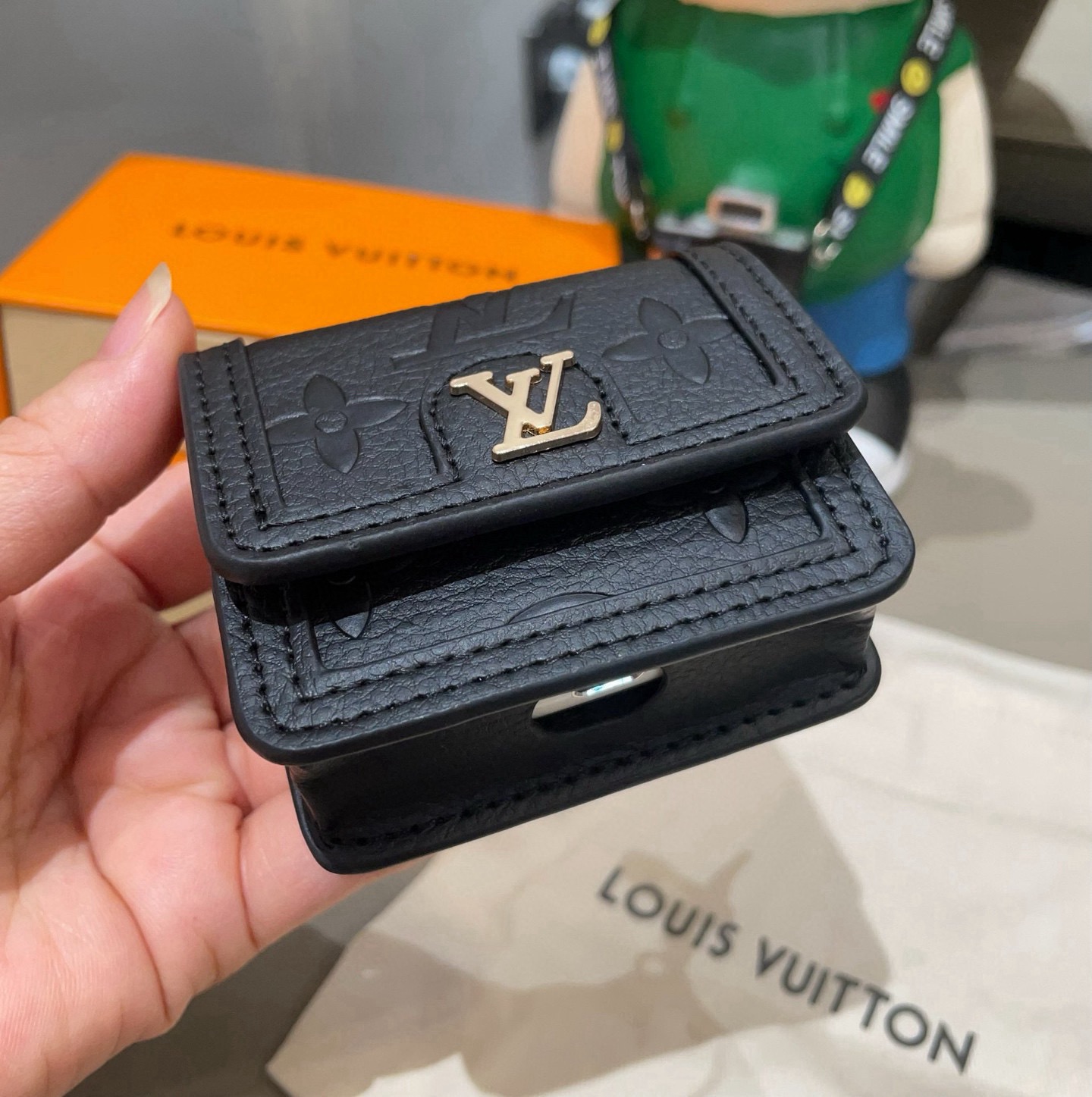 🔥LV通用蓝牙耳机包，LV压花钥匙扣耳机包，挂饰包饰！配长链条🉑️斜挎，挂包包 方便携带！