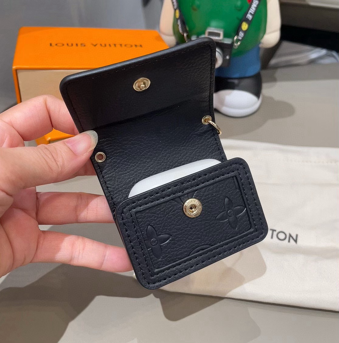 🔥LV通用蓝牙耳机包，LV压花钥匙扣耳机包，挂饰包饰！配长链条🉑️斜挎，挂包包 方便携带！