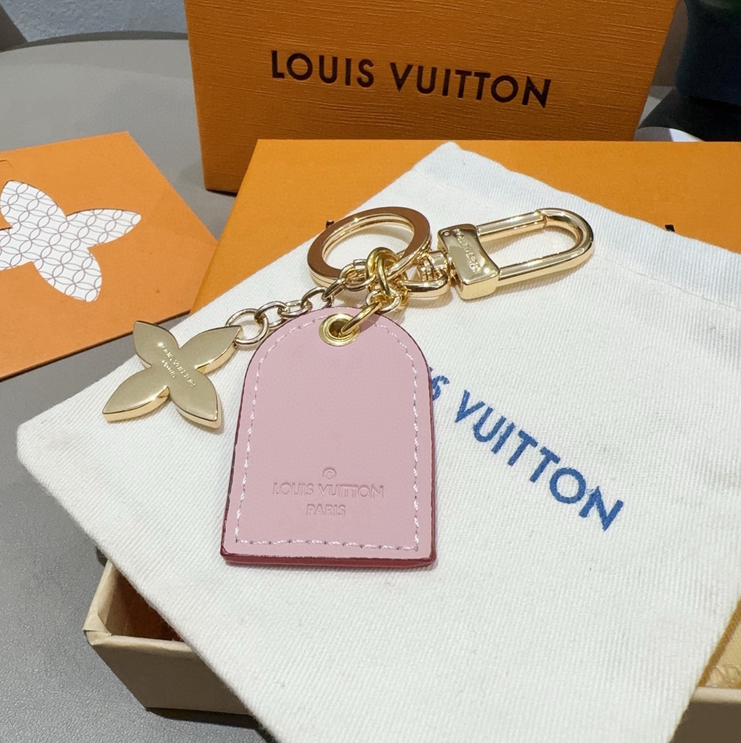 🔥 LV经典老花钥匙扣 包饰与钥匙扣挂件LV Cherished Tab 钥匙扣结合 Monogram 