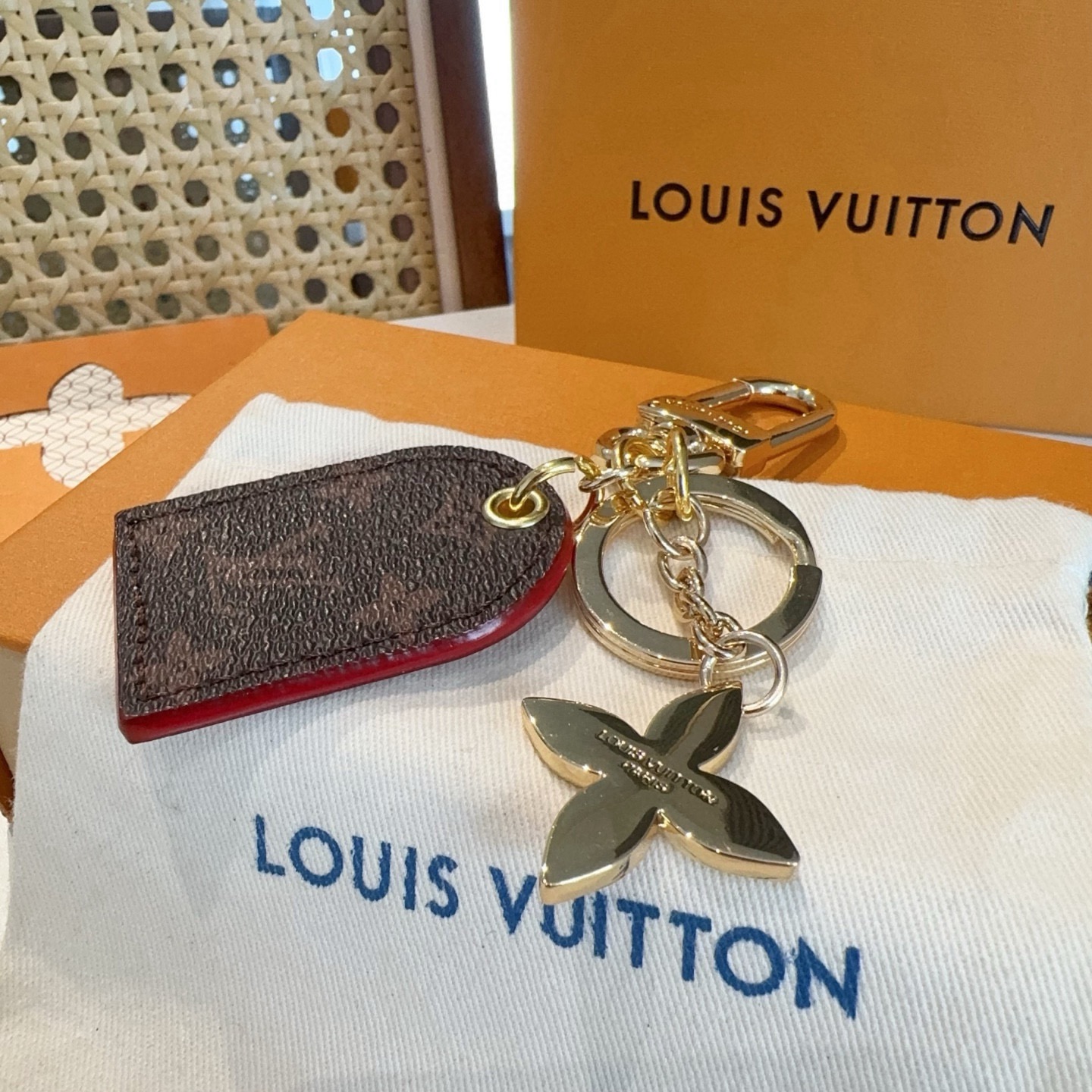 🔥 LV经典老花钥匙扣 包饰与钥匙扣挂件LV Cherished Tab 钥匙扣结合 Monogram 