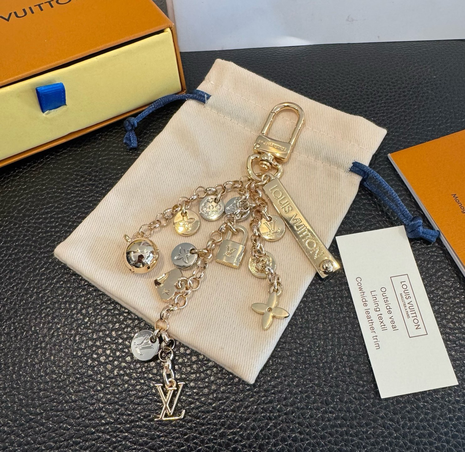 🔥LV 钥匙扣 路易威登新款钥匙扣 ，包包挂件 配饰 多元素材质，舒展时尚个性！