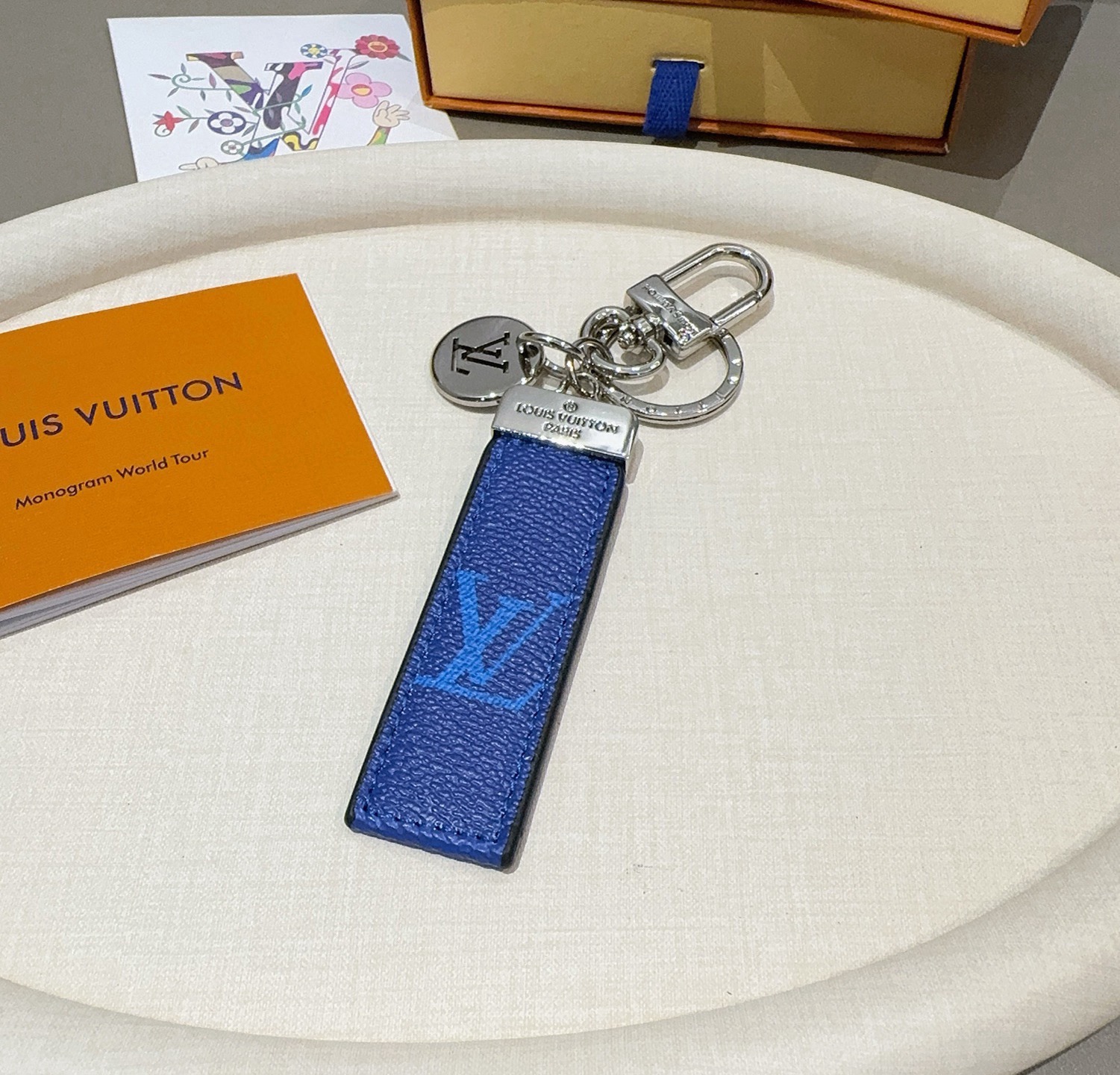 LV钥匙扣 车钥匙扣 挂件 借鉴旅行袋中的钥匙扣设计，可满足各种时尚品味的实用配饰。新版Monogram