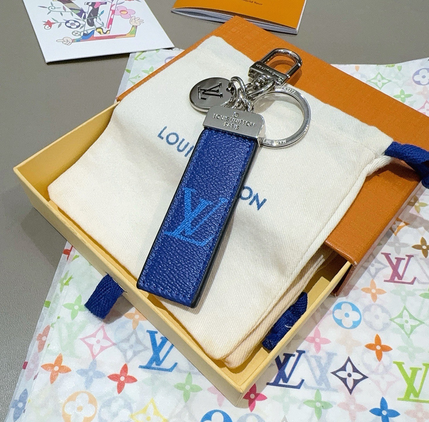 LV钥匙扣 车钥匙扣 挂件 借鉴旅行袋中的钥匙扣设计，可满足各种时尚品味的实用配饰。新版Monogram