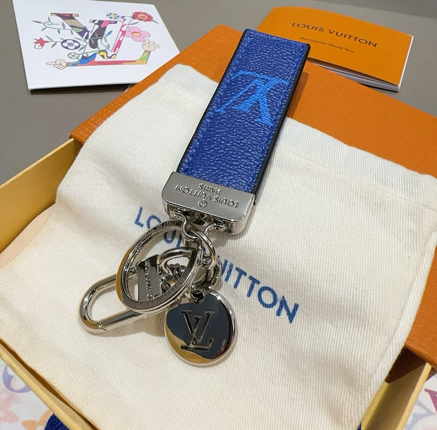 LV钥匙扣 车钥匙扣 挂件 借鉴旅行袋中的钥匙扣设计，可满足各种时尚品味的实用配饰。新版Monogram
