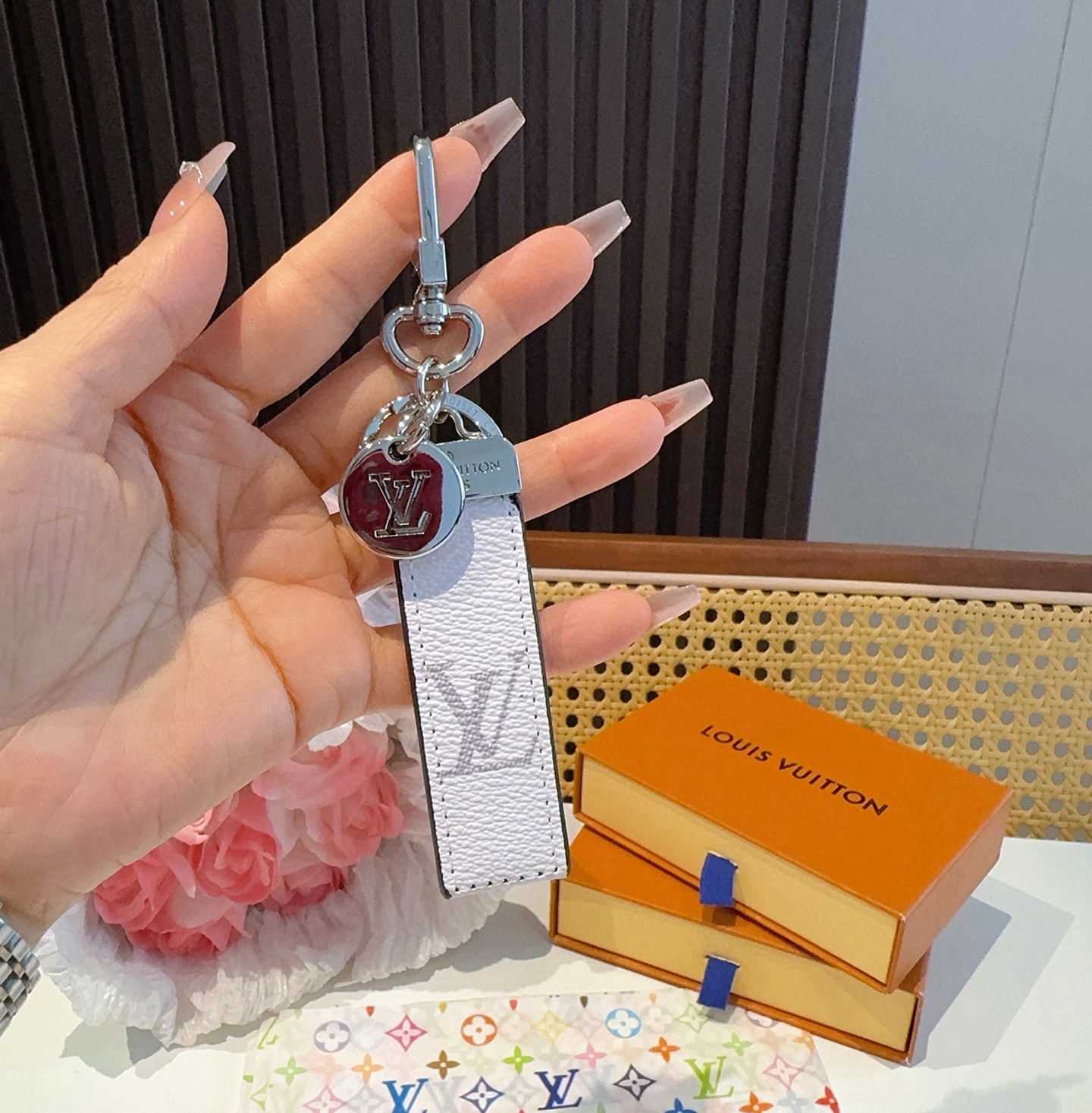 LV钥匙扣 车钥匙扣 挂件 借鉴旅行袋中的钥匙扣设计，可满足各种时尚品味的实用配饰。新版Monogram