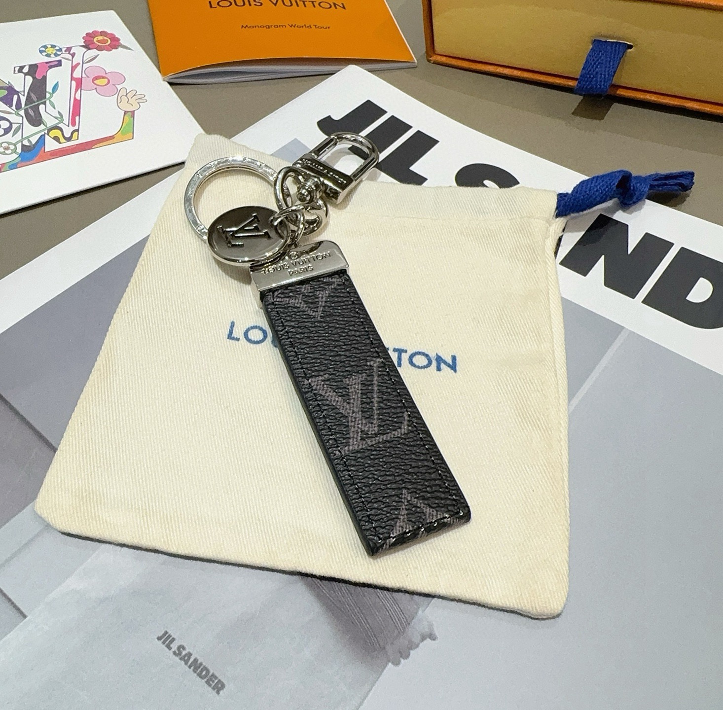 LV钥匙扣 车钥匙扣 挂件 借鉴旅行袋中的钥匙扣设计，可满足各种时尚品味的实用配饰。新版Monogram