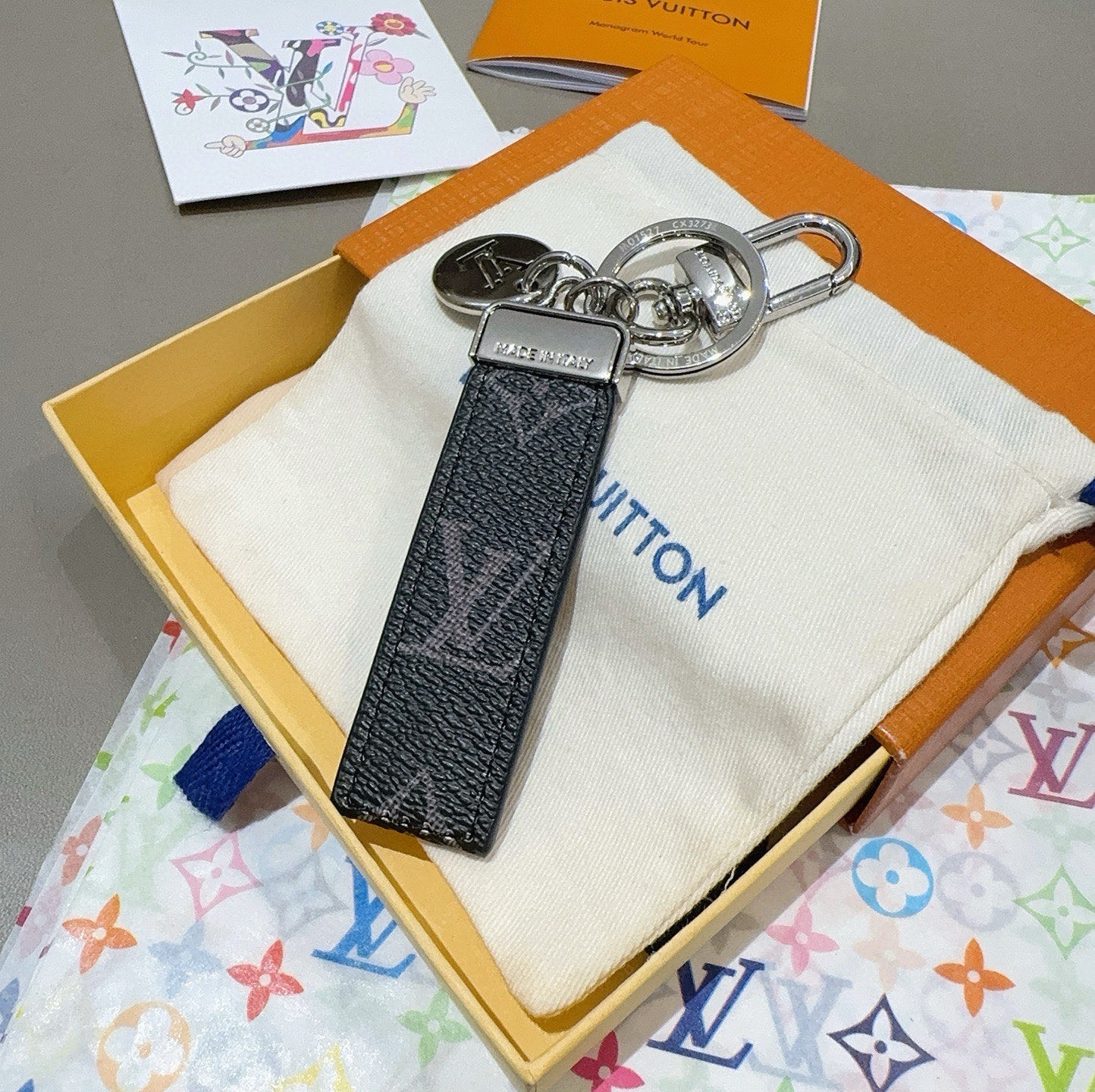 LV钥匙扣 车钥匙扣 挂件 借鉴旅行袋中的钥匙扣设计，可满足各种时尚品味的实用配饰。新版Monogram