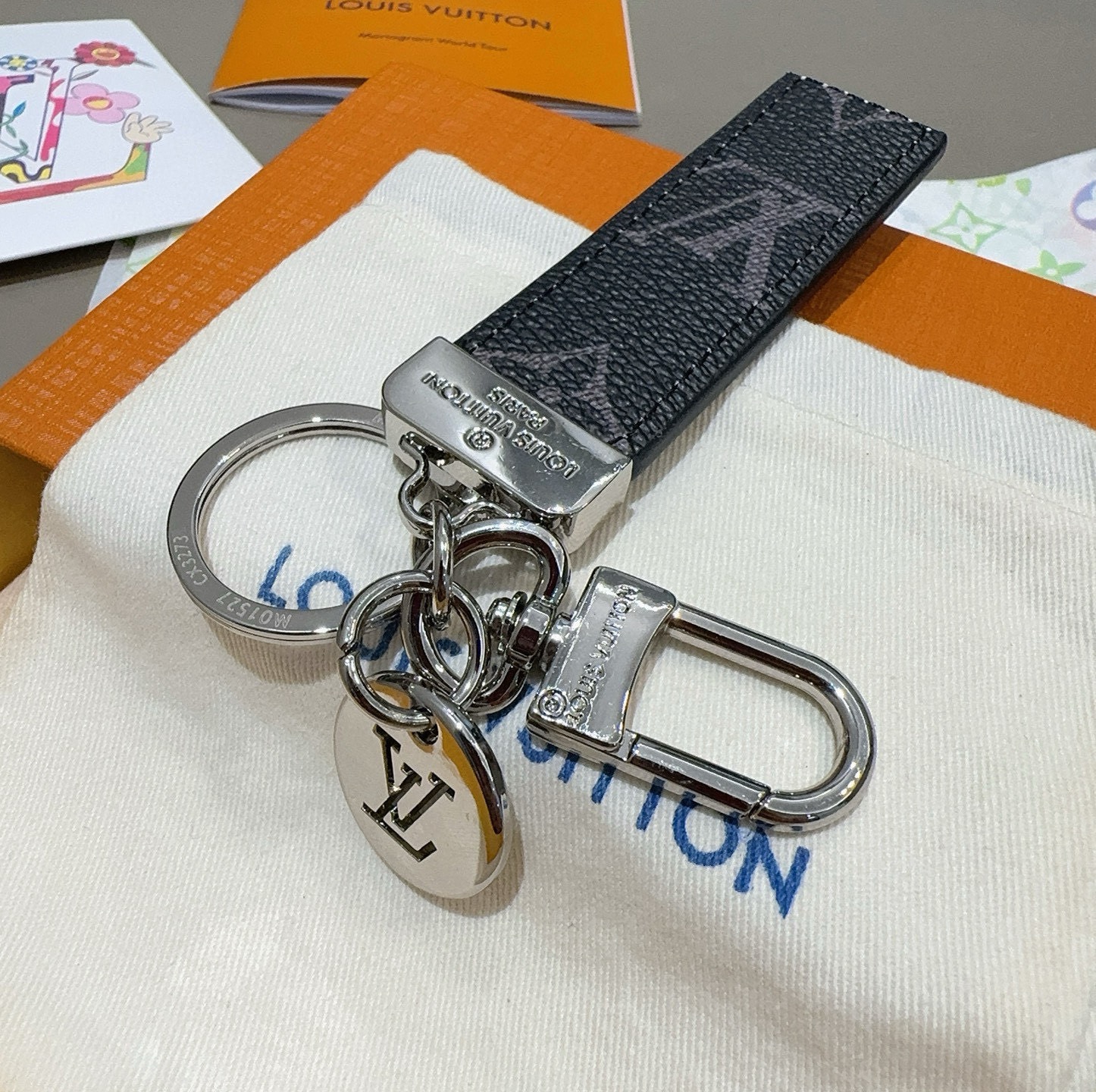 LV钥匙扣 车钥匙扣 挂件 借鉴旅行袋中的钥匙扣设计，可满足各种时尚品味的实用配饰。新版Monogram