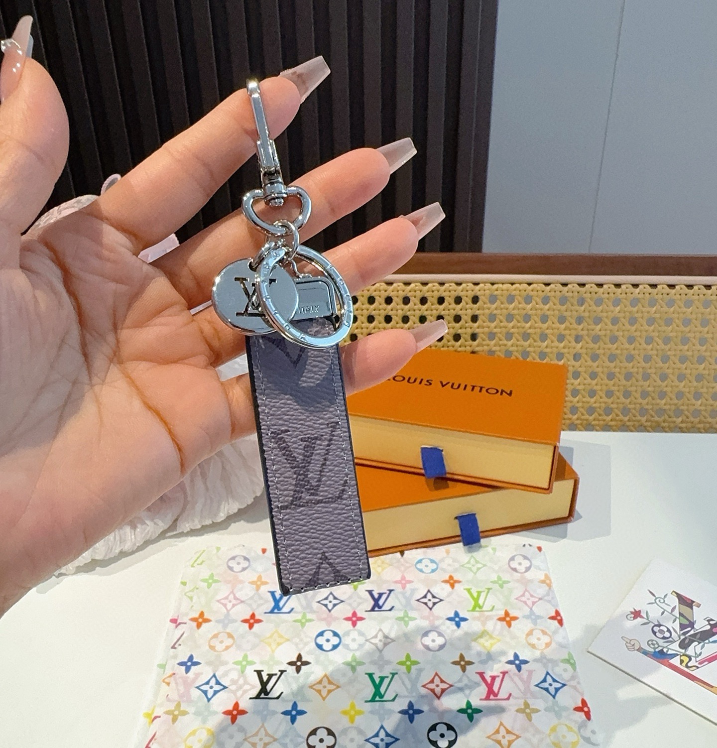 LV钥匙扣 车钥匙扣 挂件 借鉴旅行袋中的钥匙扣设计，可满足各种时尚品味的实用配饰。新版Monogram