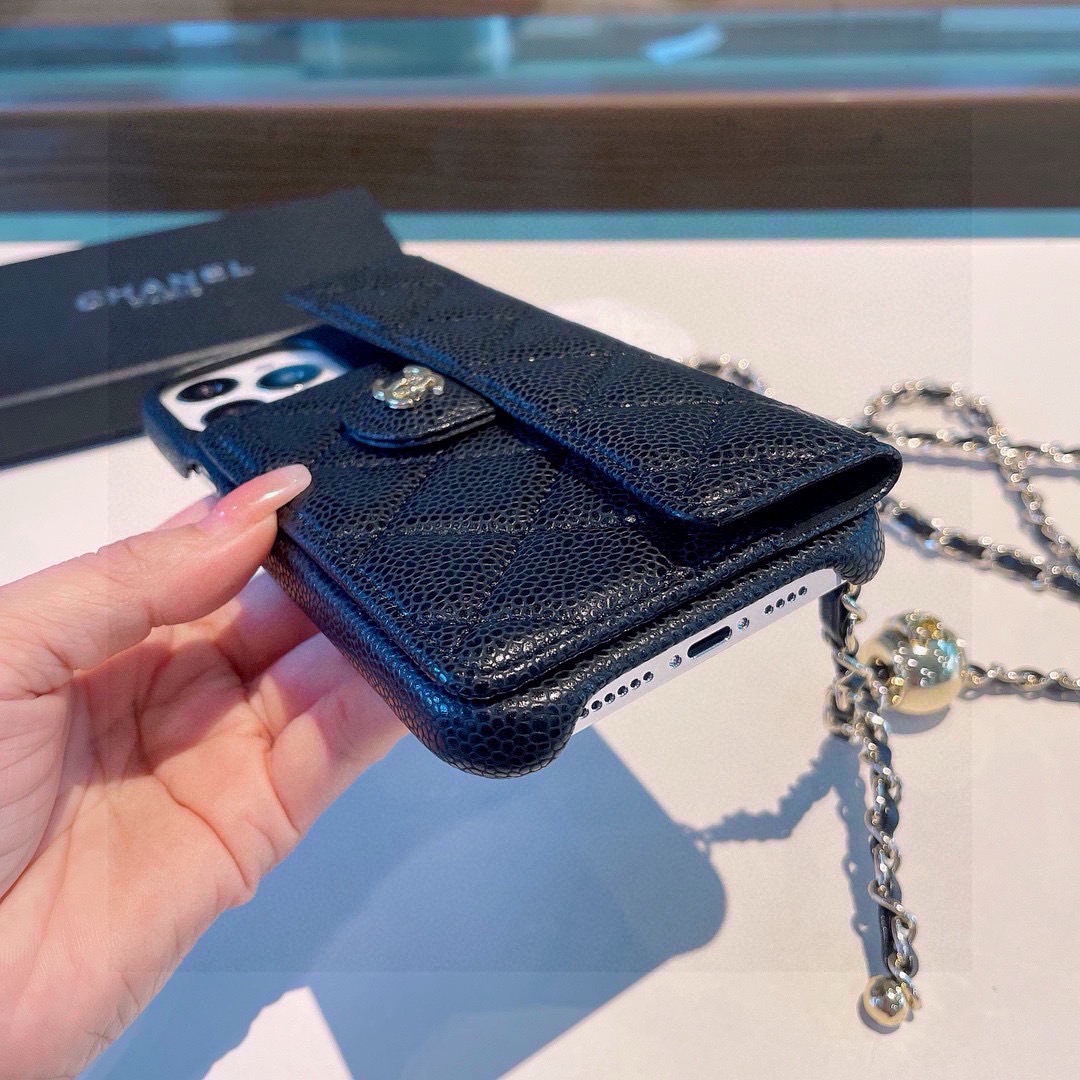 💃CHANEL💠香奈儿火爆时尚圈的手机壳专柜同款⛓链条双C小金球可调节链条长度鱼子酱皮菱格车线翻盖插卡，