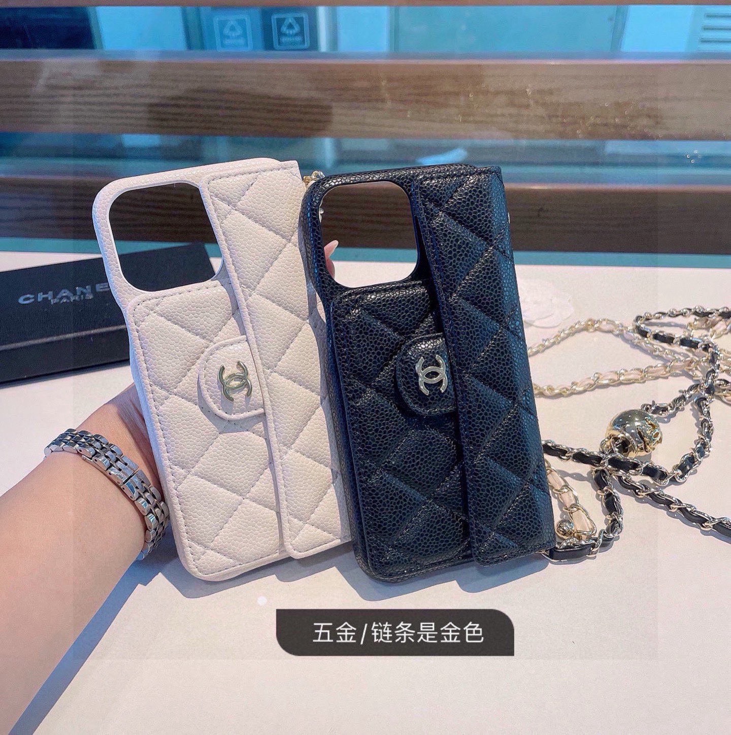 💃CHANEL💠香奈儿火爆时尚圈的手机壳专柜同款⛓链条双C小金球可调节链条长度鱼子酱皮菱格车线翻盖插卡，