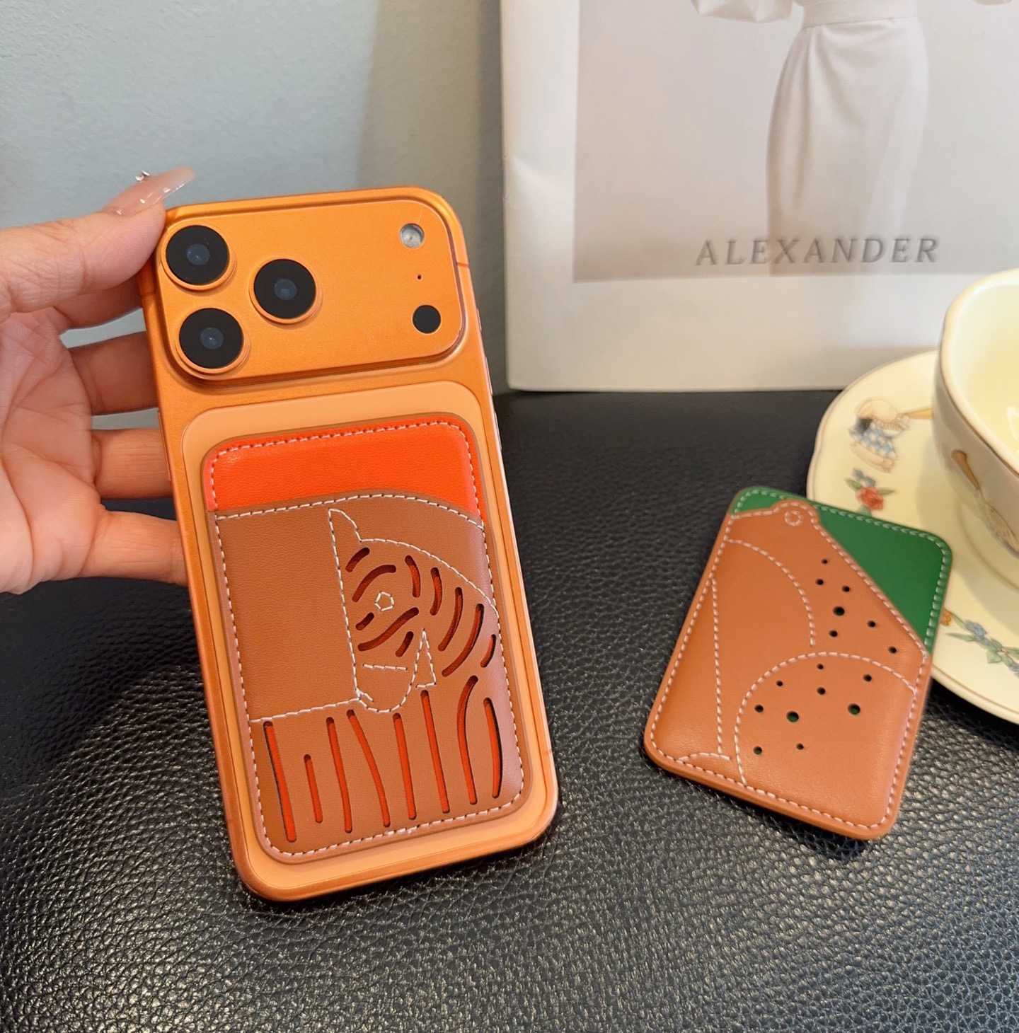 🔥爱马仕官网磁吸卡包 手机磁吸卡包顶级高品质[强]磁吸式卡夹，尺寸：长6.5*高9.5*宽0.5厘米