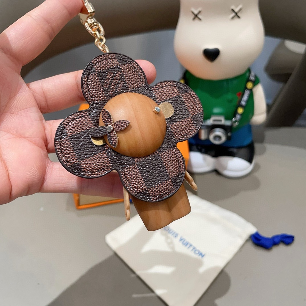 🔥LOUIS VUITTON新款包饰与钥匙扣。LV薇薇安太阳花包包挂件 手机壳挂件可满足各种时尚品味的实