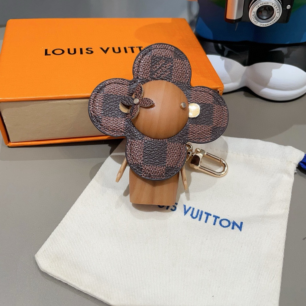 🔥LOUIS VUITTON新款包饰与钥匙扣。LV薇薇安太阳花包包挂件 手机壳挂件可满足各种时尚品味的实