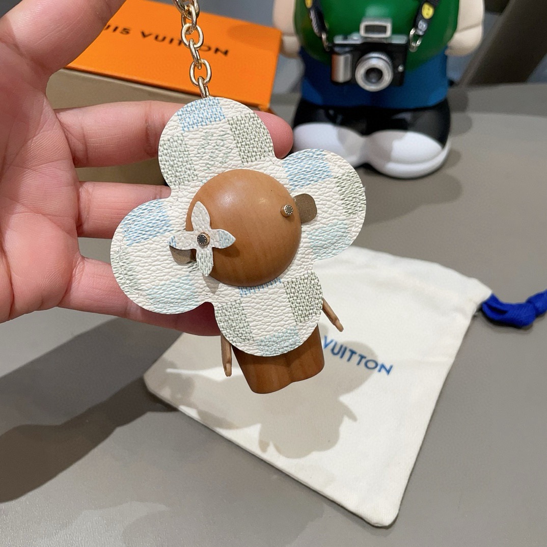 🔥LOUIS VUITTON新款包饰与钥匙扣。LV薇薇安太阳花包包挂件 手机壳挂件可满足各种时尚品味的实