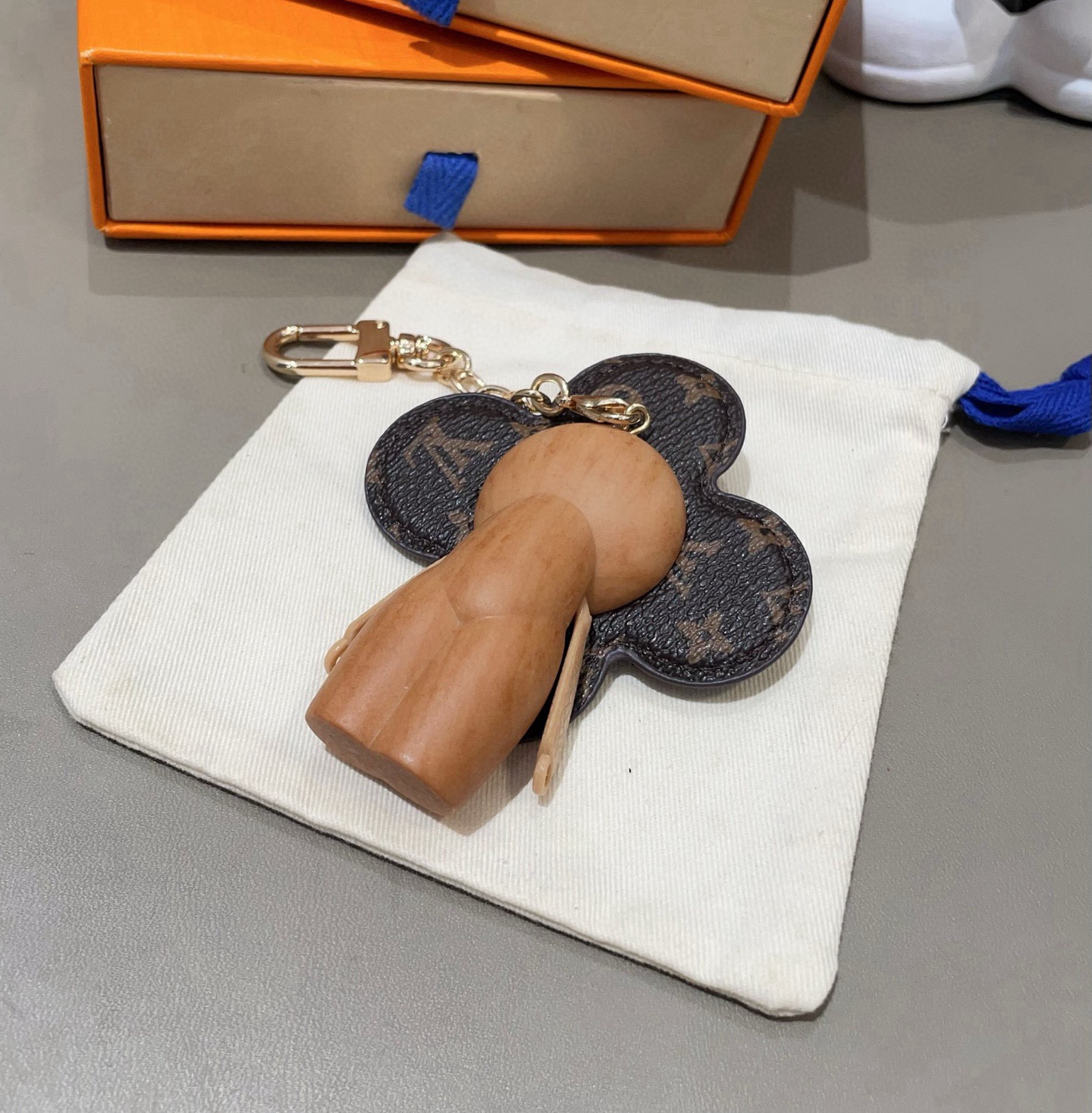 🔥LOUIS VUITTON新款包饰与钥匙扣。LV薇薇安太阳花包包挂件 手机壳挂件可满足各种时尚品味的实