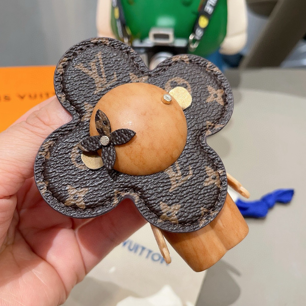 🔥LOUIS VUITTON新款包饰与钥匙扣。LV薇薇安太阳花包包挂件 手机壳挂件可满足各种时尚品味的实