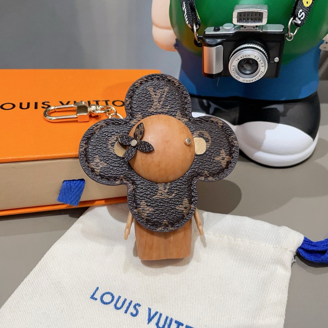 🔥LOUIS VUITTON新款包饰与钥匙扣。LV薇薇安太阳花包包挂件 手机壳挂件可满足各种时尚品味的实