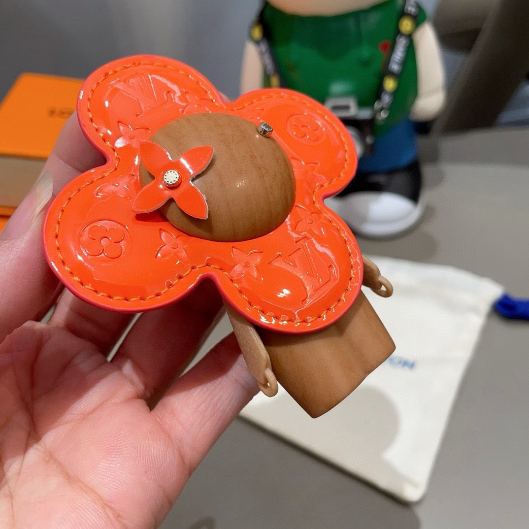 🔥LOUIS VUITTON新款包饰与钥匙扣。LV薇薇安太阳花包包挂件 手机壳挂件可满足各种时尚品味的实