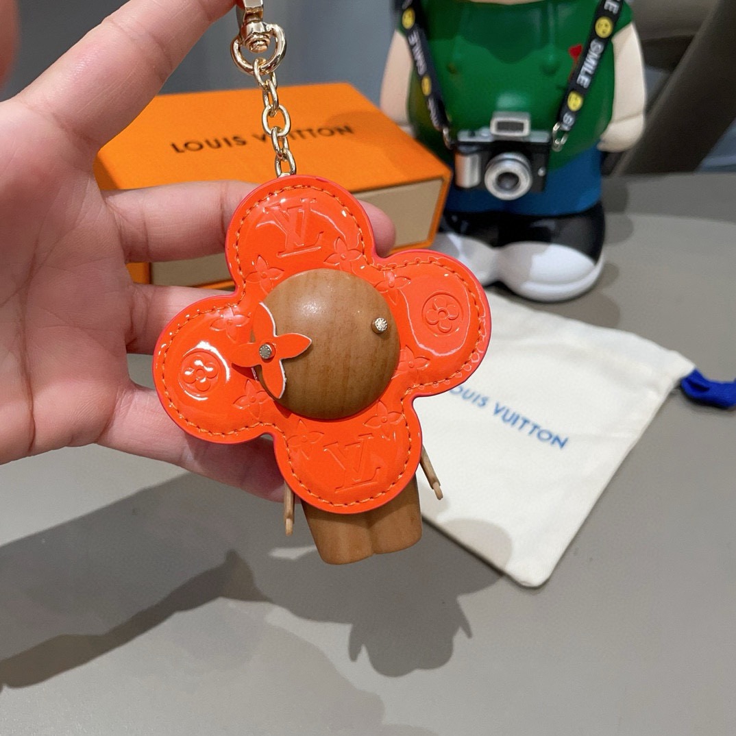 🔥LOUIS VUITTON新款包饰与钥匙扣。LV薇薇安太阳花包包挂件 手机壳挂件可满足各种时尚品味的实