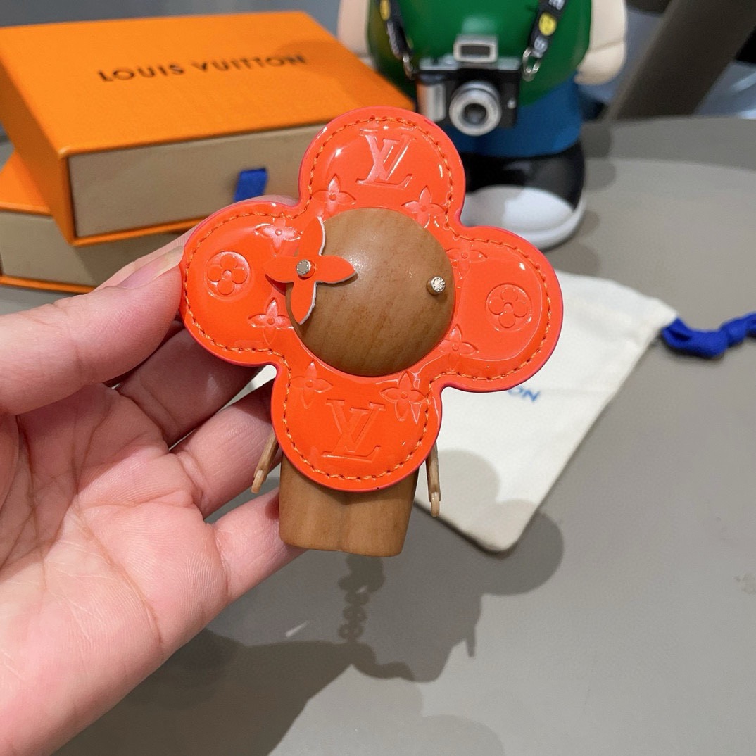 🔥LOUIS VUITTON新款包饰与钥匙扣。LV薇薇安太阳花包包挂件 手机壳挂件可满足各种时尚品味的实
