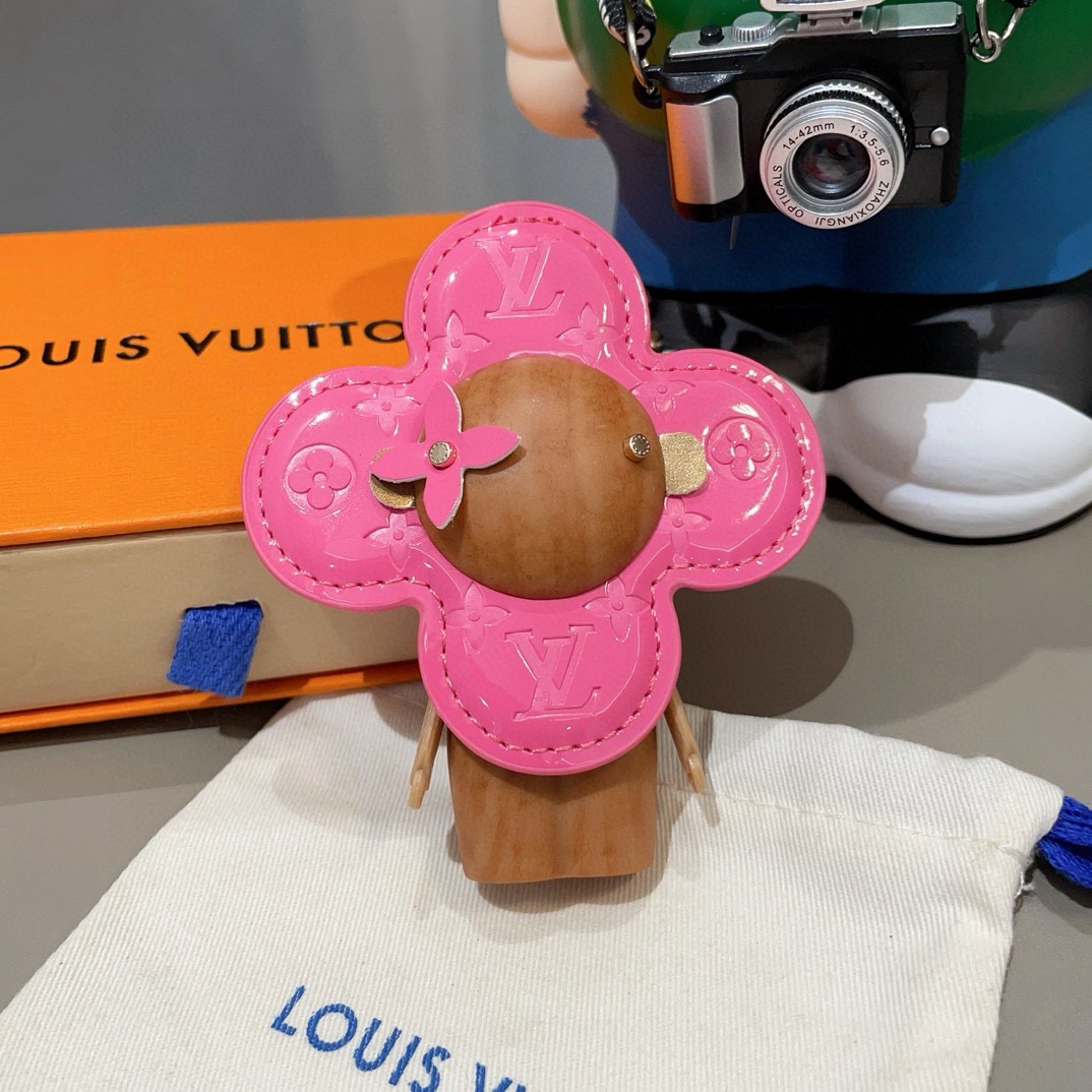 🔥LOUIS VUITTON新款包饰与钥匙扣。LV薇薇安太阳花包包挂件 手机壳挂件可满足各种时尚品味的实