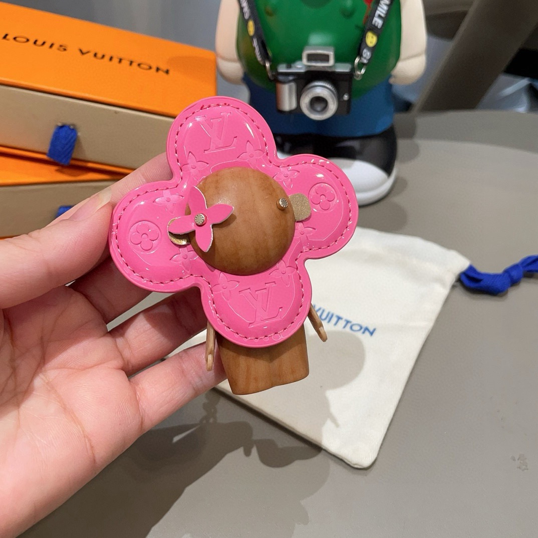 🔥LOUIS VUITTON新款包饰与钥匙扣。LV薇薇安太阳花包包挂件 手机壳挂件可满足各种时尚品味的实