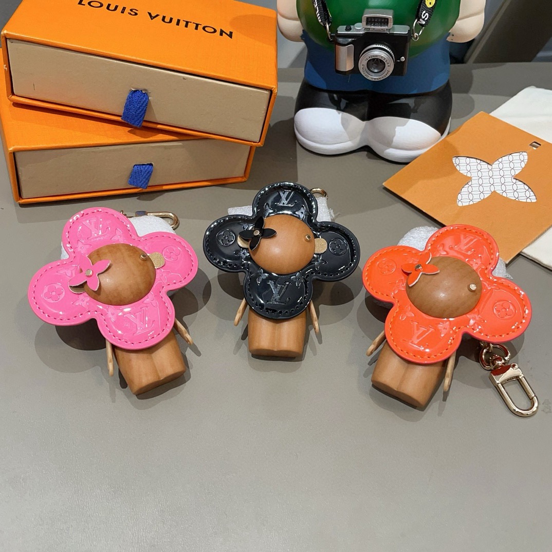 🔥LOUIS VUITTON新款包饰与钥匙扣。LV薇薇安太阳花包包挂件 手机壳挂件可满足各种时尚品味的实