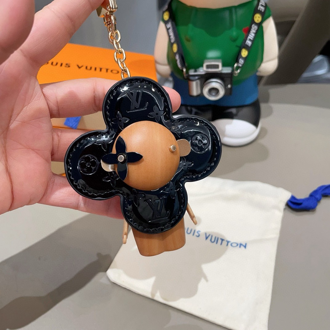 🔥LOUIS VUITTON新款包饰与钥匙扣。LV薇薇安太阳花包包挂件 手机壳挂件可满足各种时尚品味的实