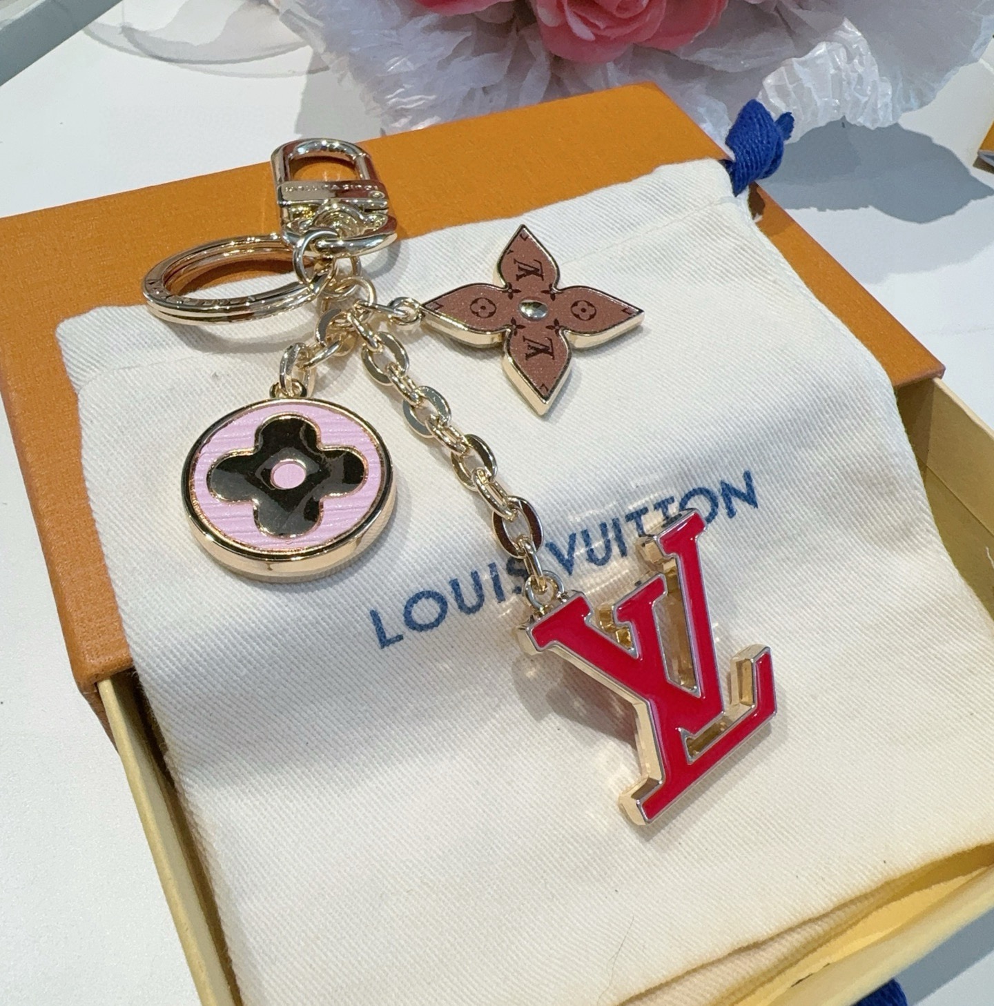 🔥Lv 钥匙扣包挂件SPring Street Chain 包饰将 Monogram 花卉和 LV 字母