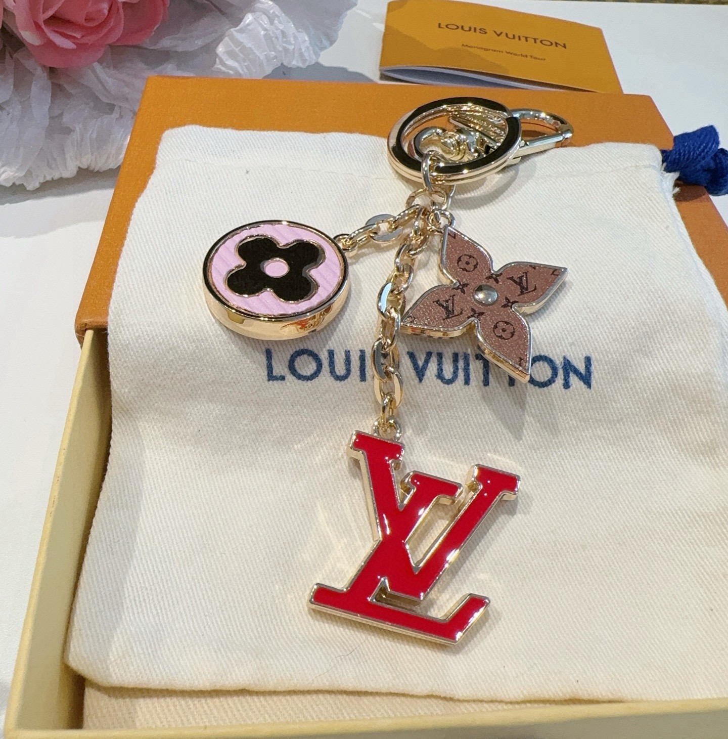 🔥Lv 钥匙扣包挂件SPring Street Chain 包饰将 Monogram 花卉和 LV 字母