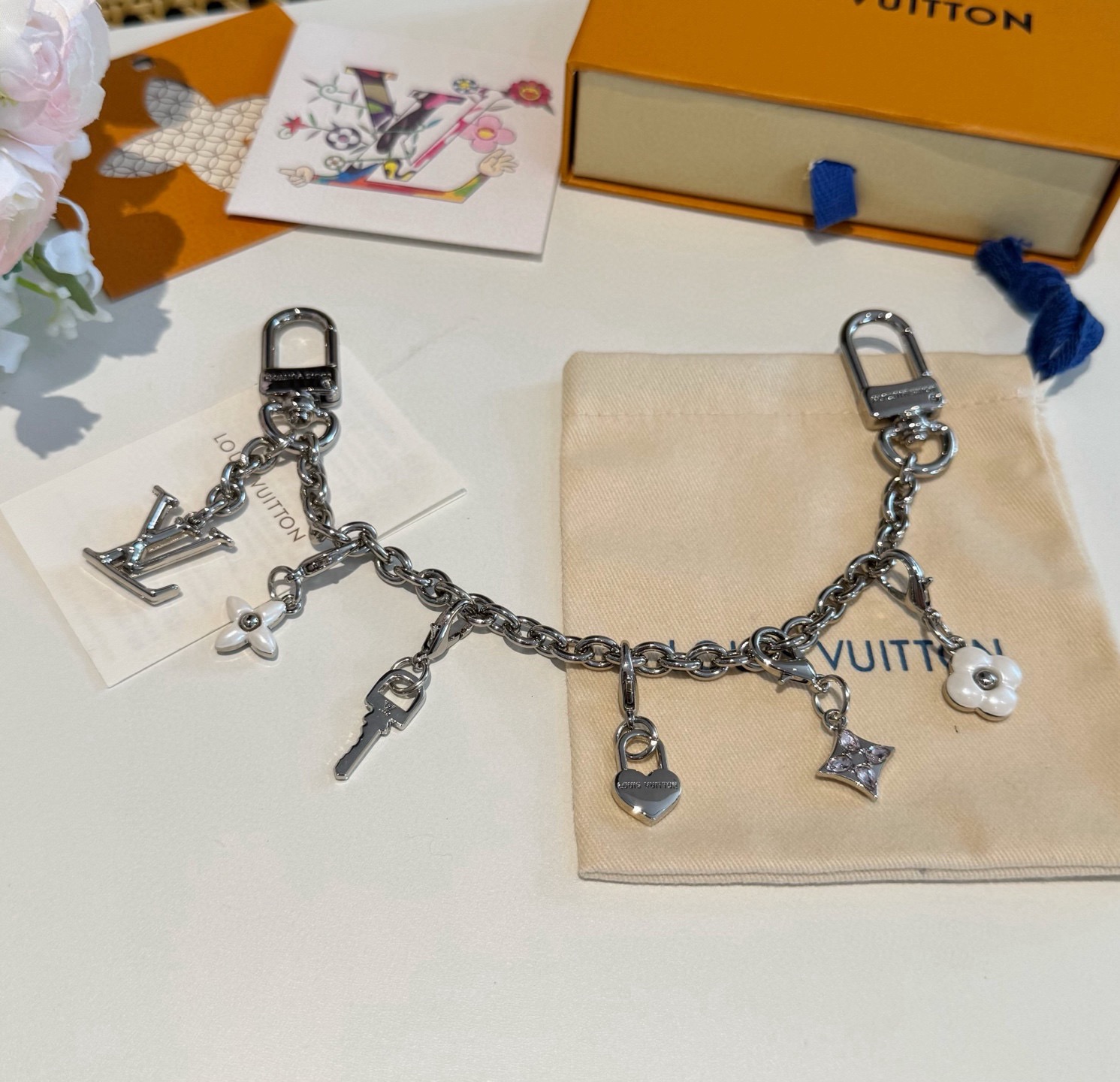 lv钥匙扣 官网新款 包包链条挂件 多功能链条 包饰&包包肩带延长链本款链条包饰出自路易威登x村上隆复刻