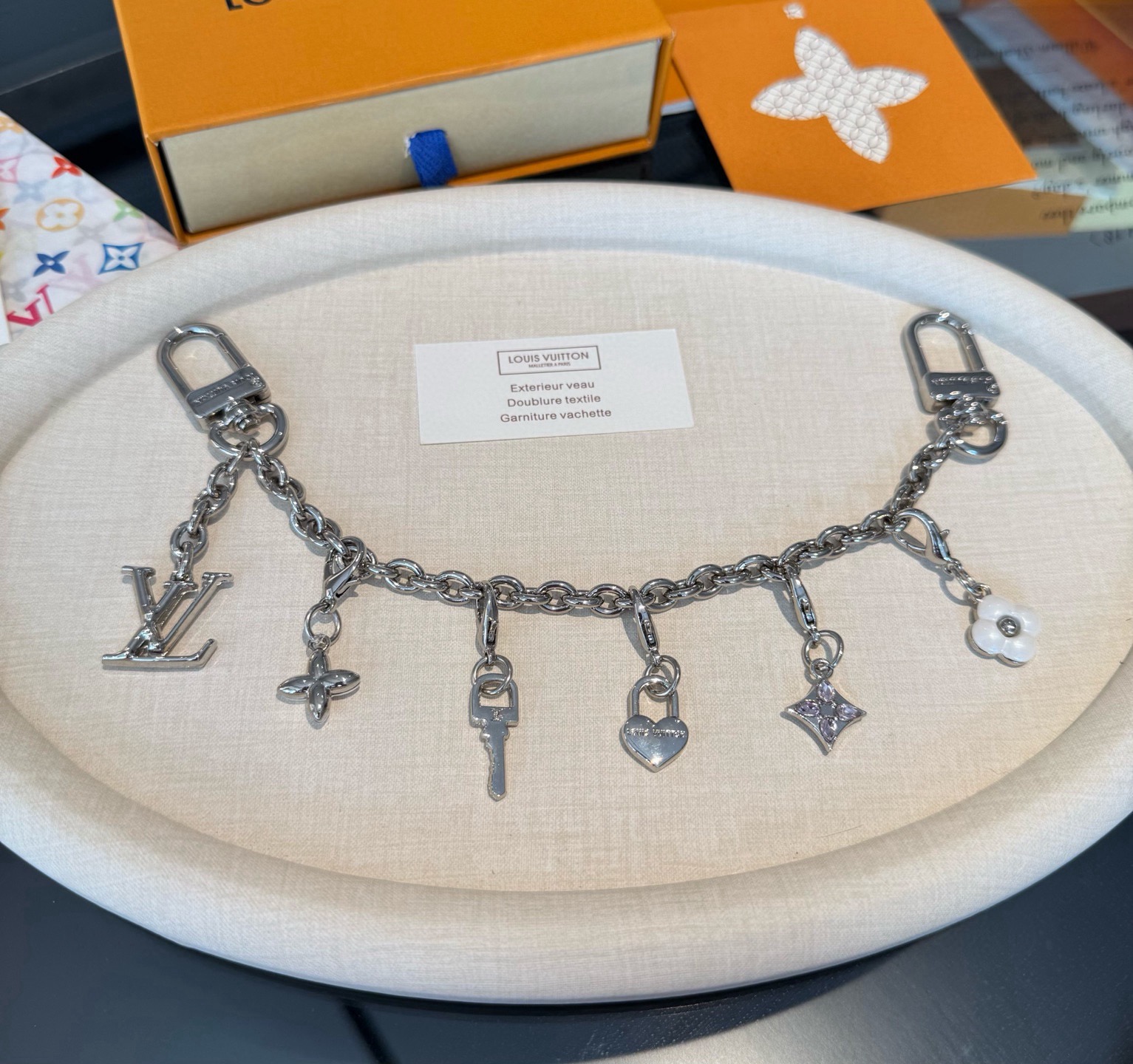 lv钥匙扣 官网新款 包包链条挂件 多功能链条 包饰&包包肩带延长链本款链条包饰出自路易威登x村上隆复刻