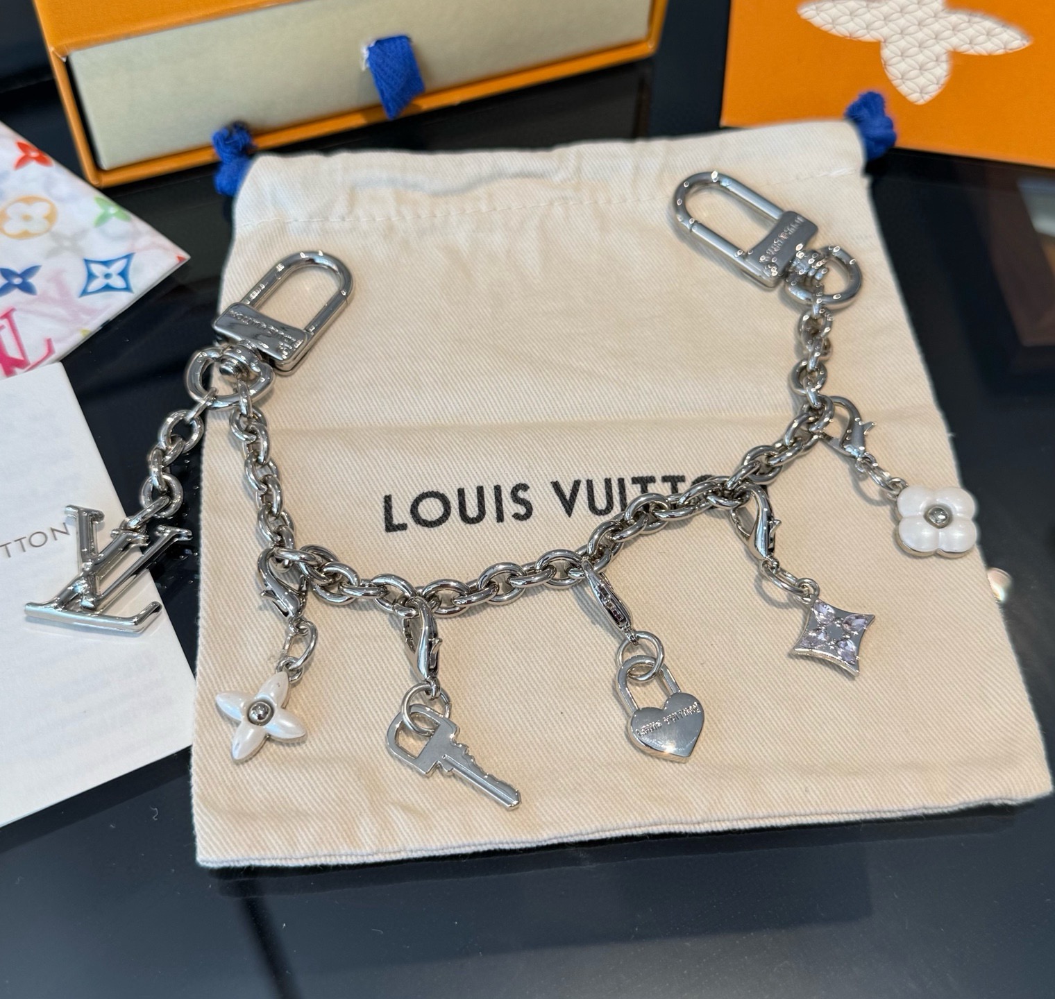 lv钥匙扣 官网新款 包包链条挂件 多功能链条 包饰&包包肩带延长链本款链条包饰出自路易威登x村上隆复刻