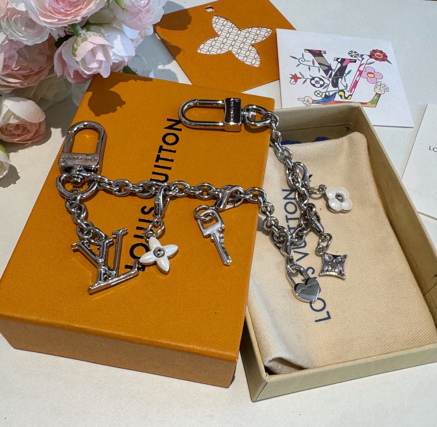 lv钥匙扣 官网新款 包包链条挂件 多功能链条 包饰&包包肩带延长链本款链条包饰出自路易威登x村上隆复刻