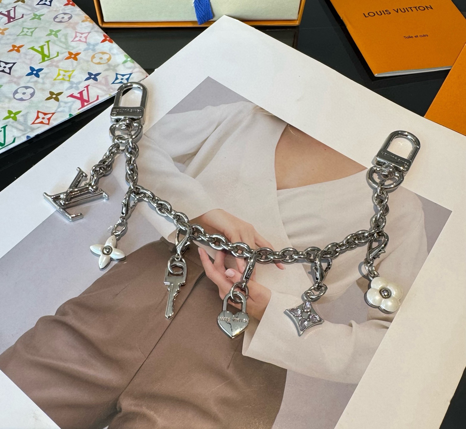 lv钥匙扣 官网新款 包包链条挂件 多功能链条 包饰&包包肩带延长链本款链条包饰出自路易威登x村上隆复刻
